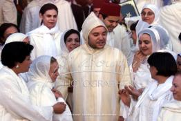 Image du Maroc Professionnelle de  Mohammed VI Roi du Maroc et le prince héritier Moulay Rachid pose avec les femmes parlementaires lors de l'ouverture de la session d'automne au parlement du Maroc à Rabat le 11 Octobre 2002 (Photo / Abdeljalil Bounhar) 